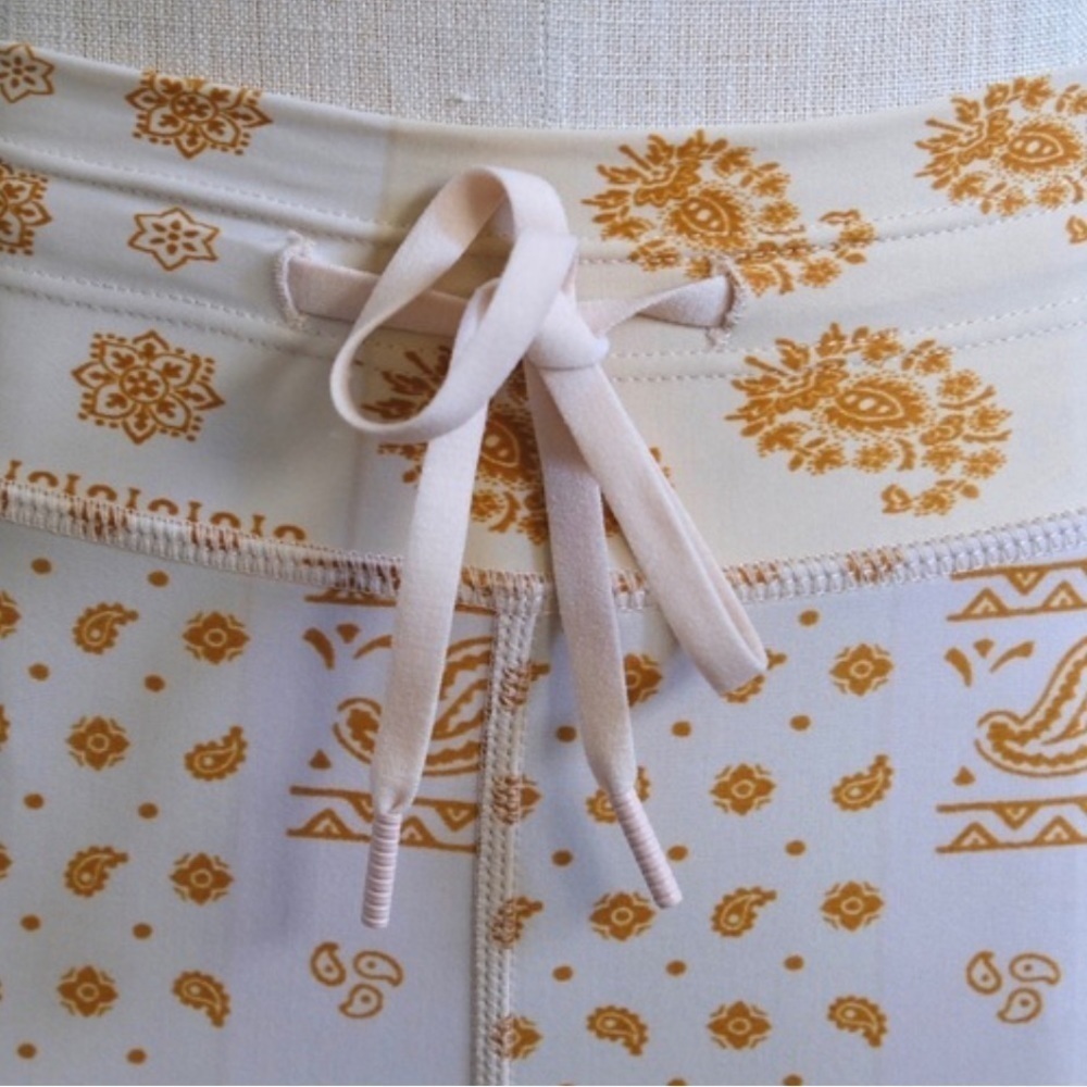 The Upside X Anthropologie Carmen Bandana Yoga Leggings Gold Paisley NWOT🍑🍑🍑 - Picture 7 of 12